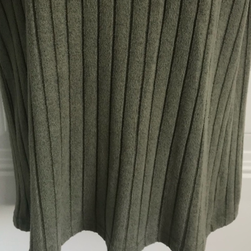 🔴 4/$15 Unbranded Women’s M Olive Green Ribbed Crewneck Short Sleeve Top in EUC - Picture 7 of 16